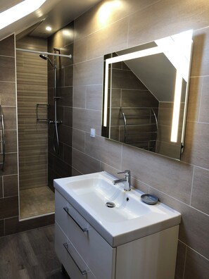 Shower, hair dryer, towels, soap - 55 M2 two-bedroom apartment in Villejuif, 6 minutes from the metro (Villejuif)