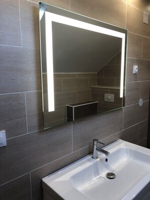 Douche, sèche-cheveux, serviettes fournies, savon