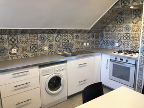 Micro-ondes, four, plaque de cuisson, lave-vaisselle
