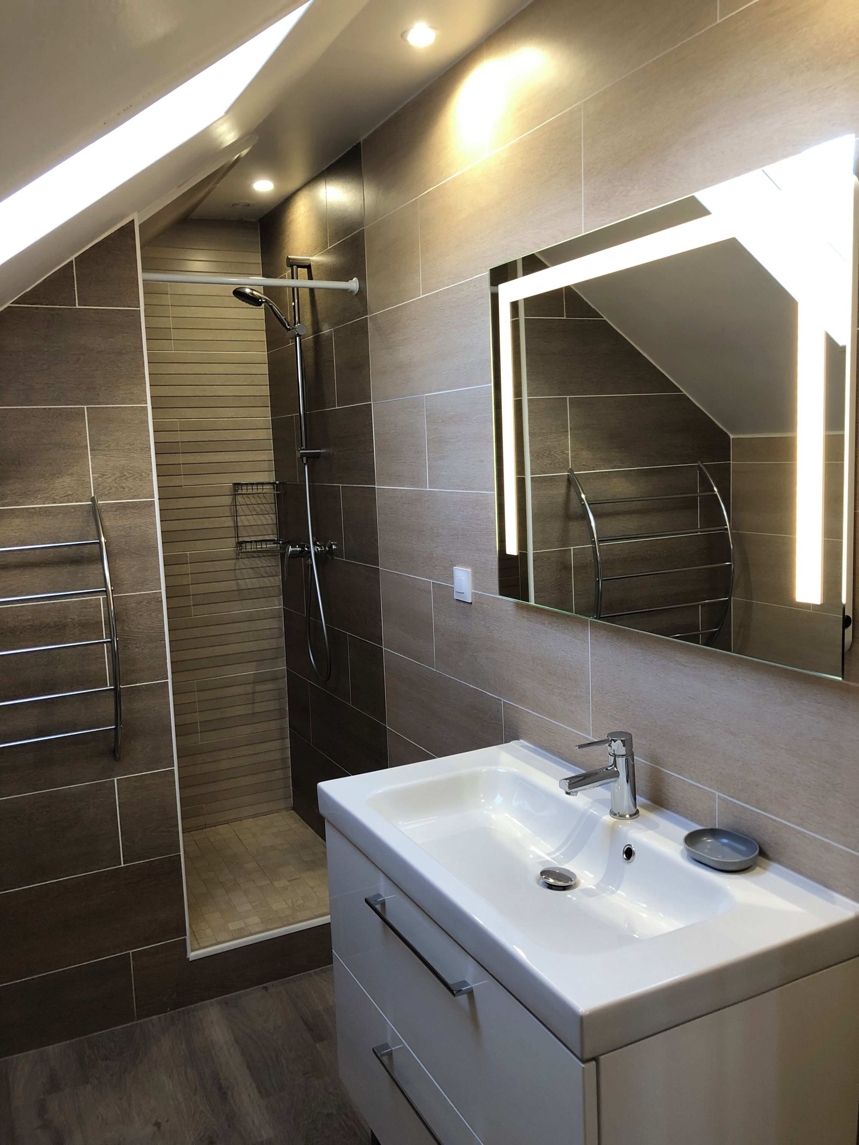 Douche, séchoir à cheveux, serviettes fournies, savon