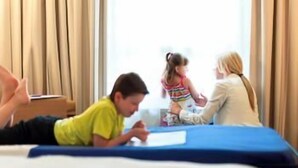 A hotel room with a bed, a window with curtains, and a view of the outside. - Novotel Aix-en-provence Beaumanoir (Aix-en-Provence)