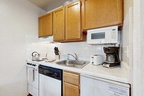 Private kitchen - Experience laid-back mountain living at this Lakeland Village deluxe studio (South Lake Tahoe)