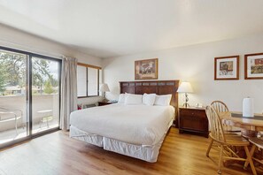 Room - Experience laid-back mountain living at this Lakeland Village deluxe studio (South Lake Tahoe)