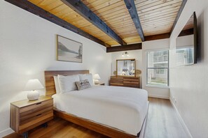 3 bedrooms, iron/ironing board, WiFi, bed sheets - Fun at your fingertips with private beach access & lakefront pool - near skiing (South Lake Tahoe)