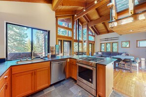 Fridge, microwave, oven, stovetop - Mountain cabin with amazing views, hot tub, office & Pac-Man arcade near skiing (Tahoe Vista)