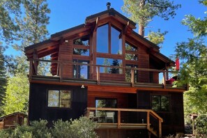 Exterior - Mountain cabin with amazing views, hot tub, office & Pac-Man arcade near skiing (Tahoe Vista)
