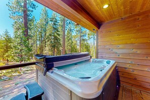 Outdoor spa tub - Mountain cabin with amazing views, hot tub, office & Pac-Man arcade near skiing (Tahoe Vista)