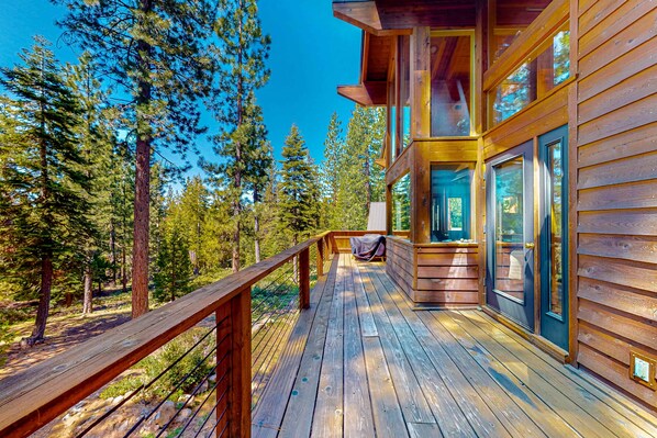 Terrace/patio - Mountain cabin with amazing views, hot tub, office & Pac-Man arcade near skiing (Tahoe Vista)