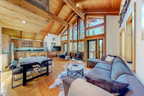 TV, fireplace, offices - Mountain cabin with amazing views, hot tub, office & Pac-Man arcade near skiing (Tahoe Vista)