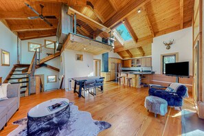 TV, fireplace, offices - Mountain cabin with amazing views, hot tub, office & Pac-Man arcade near skiing (Tahoe Vista)