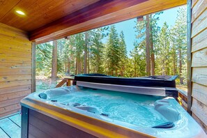 Outdoor spa tub - Mountain cabin with amazing views, hot tub, office & Pac-Man arcade near skiing (Tahoe Vista)