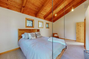 Desk, iron/ironing board, WiFi, bed sheets - Mountain cabin with amazing views, hot tub, office & Pac-Man arcade near skiing (Tahoe Vista)