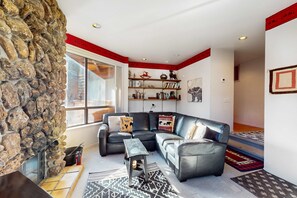 Interior - Comfortable, chic condo with mountain views - great Olympic Valley location (Squaw Valley)