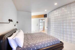 Iron/ironing board, WiFi, bed sheets - Unique circular home with wood fireplace, grill, & EV charger - dogs ok (Truckee)
