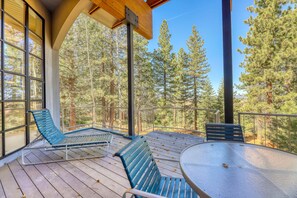Terrace/patio - Unique circular home with wood fireplace, grill, & EV charger - dogs ok (Truckee)