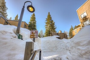 Property grounds - Convenient & comfortable dog-friendly condo with Northstar Rec Center access (NorthStar-Truckee)
