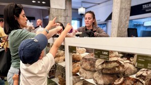 Mostrador de panadería con diferentes panes y una etiqueta de precio.