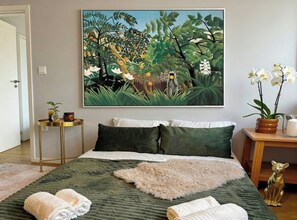 1 bedroom, iron/ironing board, WiFi, bed sheets - Bolhão Luxury Retreat 1 -4guests, air con, central, 5mins walk to landmark/metro (Porto)