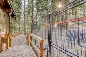 Property grounds - Spacious lodge with wonderful views & large deck - great location, walk to trail (South Lake Tahoe)