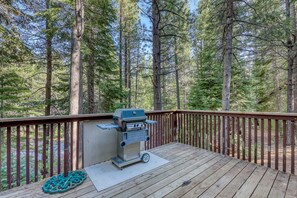 Terrace/patio - Spacious lodge with wonderful views & large deck - great location, walk to trail (South Lake Tahoe)