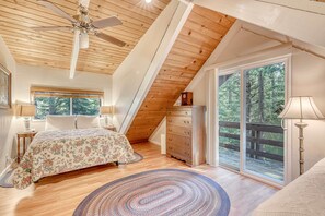 Iron/ironing board, WiFi, bed sheets - Spacious lodge with wonderful views & large deck - great location, walk to trail (South Lake Tahoe)