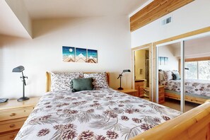 Room - Centrally located condo with pool, tennis, hot tubs, & fireplace - near skiing (Squaw Valley)