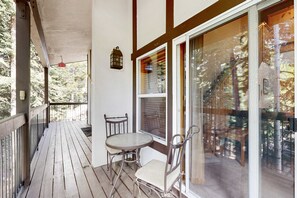 Outdoor dining - Centrally located condo with pool, tennis, hot tubs, & fireplace - near skiing (Squaw Valley)