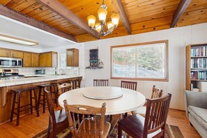 Dining - Great family home near Tahoe Donner with a shared pool, tennis court & hot tubs (Truckee)