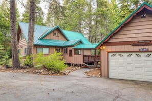 Exterior - Great family home near Tahoe Donner with a shared pool, tennis court & hot tubs (Truckee)
