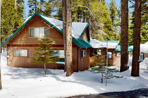 Exterior - Great family home near Tahoe Donner with a shared pool, tennis court & hot tubs (Truckee)