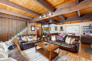 TV, fireplace, DVD player, offices - Great family home near Tahoe Donner with a shared pool, tennis court & hot tubs (Truckee)