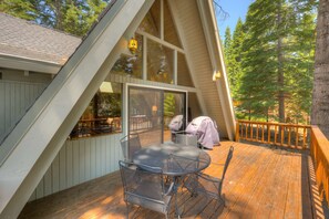 Outdoor dining - A-frame home with large deck, game room, wood fireplace & near the lake - dogs ok (Carnelian Bay)