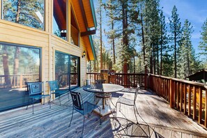 Outdoor dining - Beautiful, spacious mountain getaway close to skiing & hiking (South Lake Tahoe)