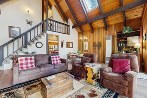 Interior - Beautiful, spacious mountain getaway close to skiing & hiking (South Lake Tahoe)