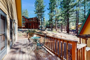 Terrace/patio - Beautiful, spacious mountain getaway close to skiing & hiking (South Lake Tahoe)