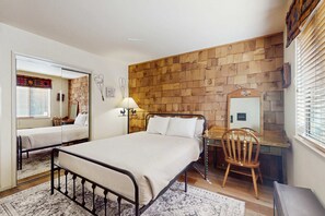Desk, iron/ironing board, WiFi, bed sheets - Beautiful, spacious mountain getaway close to skiing & hiking (South Lake Tahoe)