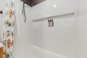 Douche, sèche-cheveux, serviettes fournies