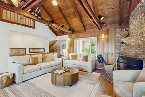 TV, fireplace, offices - Terrific lakefront gem with private hot tub, dock & beach - near skiing & town (Truckee)