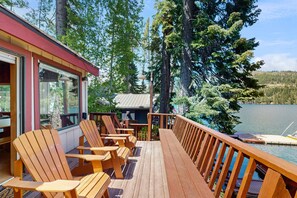Property grounds - Terrific lakefront gem with private hot tub, dock & beach - near skiing & town (Truckee)