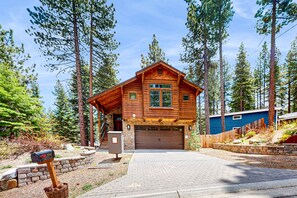 Exterior - Mountain Modern Home with game room, pool table, private hot tub and more (South Lake Tahoe)