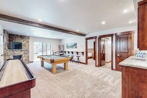 Games room - Mountain Modern Home with game room, pool table, private hot tub and more (South Lake Tahoe)
