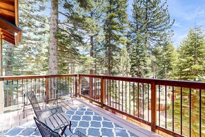 Property grounds - Mountain Modern Home with game room, pool table, private hot tub and more (South Lake Tahoe)