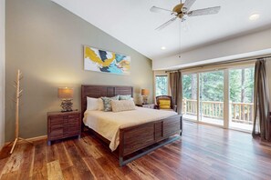 Desk, iron/ironing board, WiFi, bed sheets - Upscale house with 2 living areas, open layout, hot tub, backyard, & luxe suite (South Lake Tahoe)