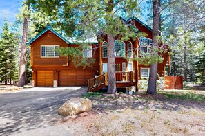 Exterior - Upscale house with 2 living areas, open layout, hot tub, backyard, & luxe suite (South Lake Tahoe)