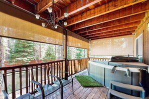 Property grounds - Upscale house with 2 living areas, open layout, hot tub, backyard, & luxe suite (South Lake Tahoe)