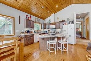 Fridge, microwave, oven, stovetop - Forest Home with Fireplace, washer&dryer, and Mountain View (Soda Springs)
