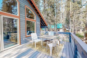 Outdoor dining - Forest Home with Fireplace, washer&dryer, and Mountain View (Soda Springs)