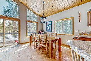Dining - Forest Home with Fireplace, washer&dryer, and Mountain View (Soda Springs)