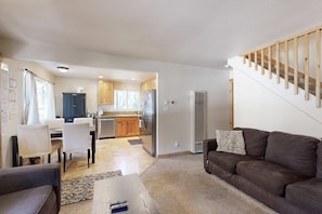 TV, fireplace, offices - Newly Remodeled Chalet - Near Skiing & Golf (South Lake Tahoe)