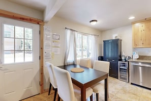 Dining - Newly Remodeled Chalet - Near Skiing & Golf (South Lake Tahoe)